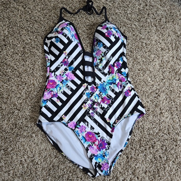 Kenneth Cole New York Women's Strappy Front One Piece Swimsuit, Medium - Picture 1 of 8